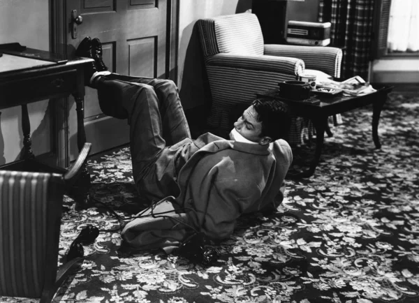 バインドし、猿轡床の上の男 — ストック写真