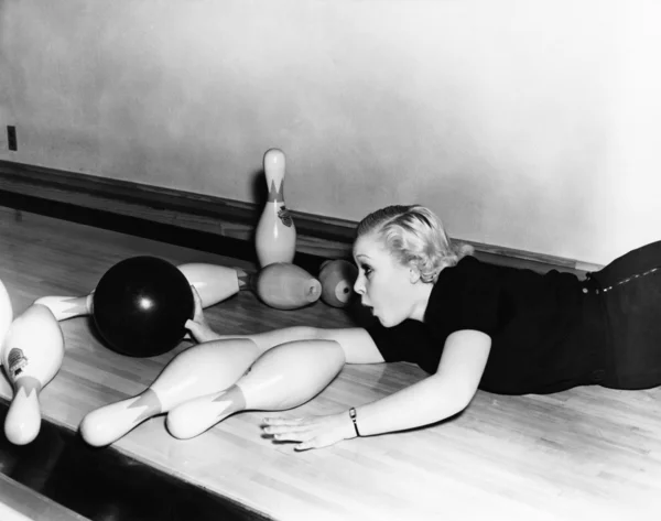 女人滑下来保龄球馆的球 — 图库照片
