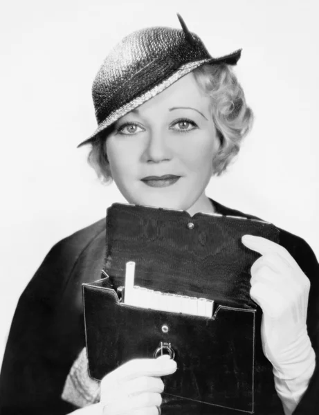 Portrait of woman with cigarette case — Φωτογραφία Αρχείου