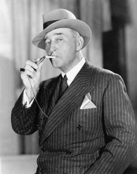Retrato de homem acendendo cigarro — Fotografia de Stock