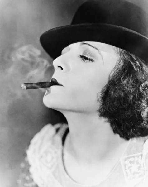 Close-up de mulher fumando charuto — Fotografia de Stock