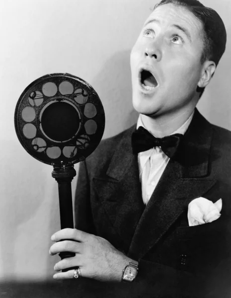 Muž zpívat s rozhlasovým mikrofonem — Stock fotografie