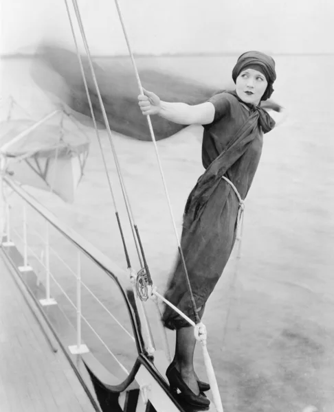 Mujer inclinándose del barco en el viento — Foto de Stock