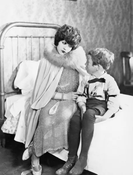 Máma s mluvit se synem na posteli — Stock fotografie