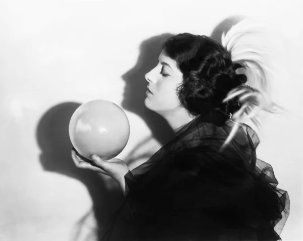 Perfil de mulher dramática segurando esfera — Fotografia de Stock