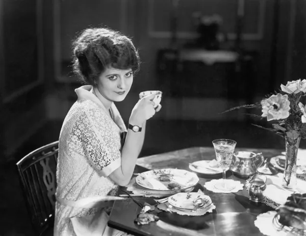 Retrato de la mujer comiendo comida en la mesa — Foto de Stock