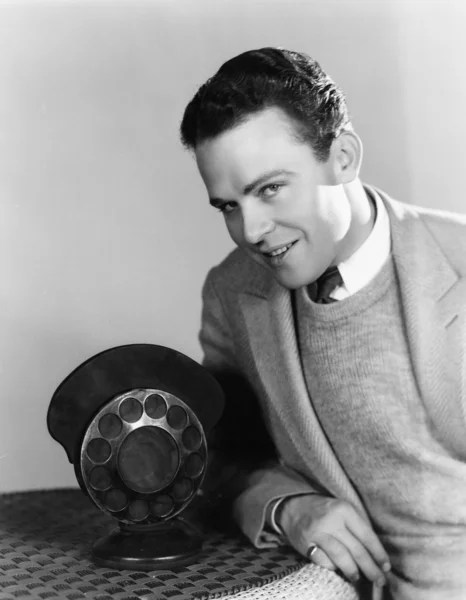 Portret mężczyzny z mikrofonem radia — Zdjęcie stockowe