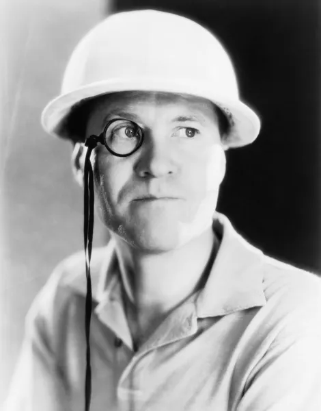 Portret van man met helm en monocle — Stockfoto