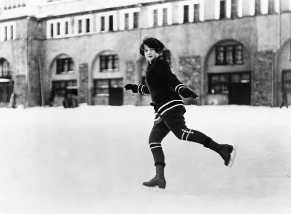 Vrouw schaatsen buiten — Stockfoto