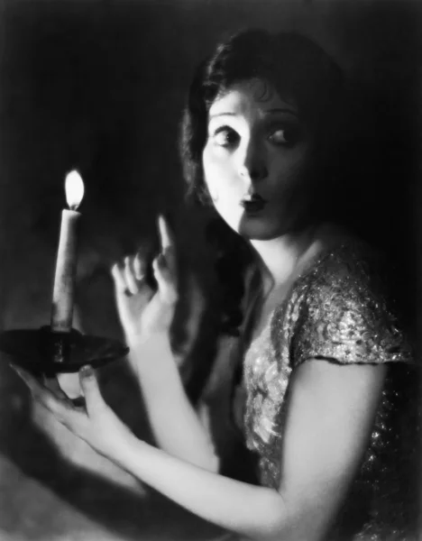 Portrét strach Woman s svíčku — Stock fotografie