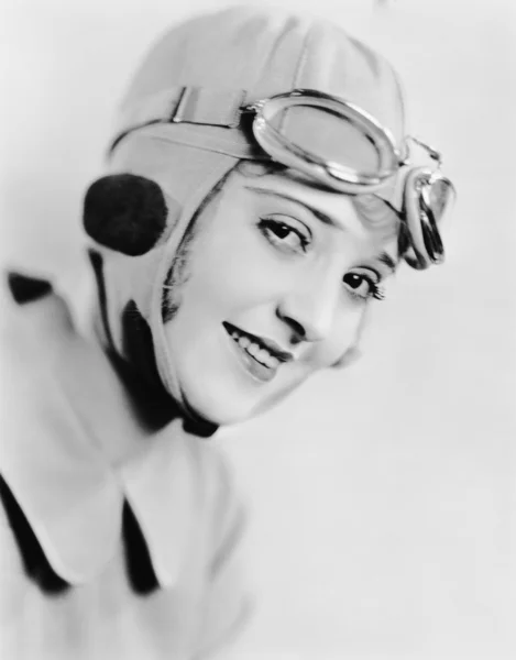Retrato de mulher em chapéu de corrida e óculos — Fotografia de Stock