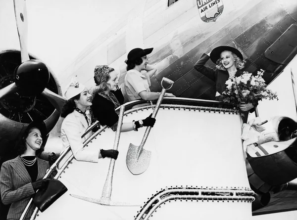 Kobiety wysyłając przyjaciela na pokład samolotu — Zdjęcie stockowe