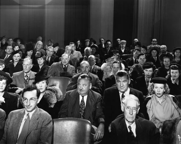 Público atento no teatro — Fotografia de Stock
