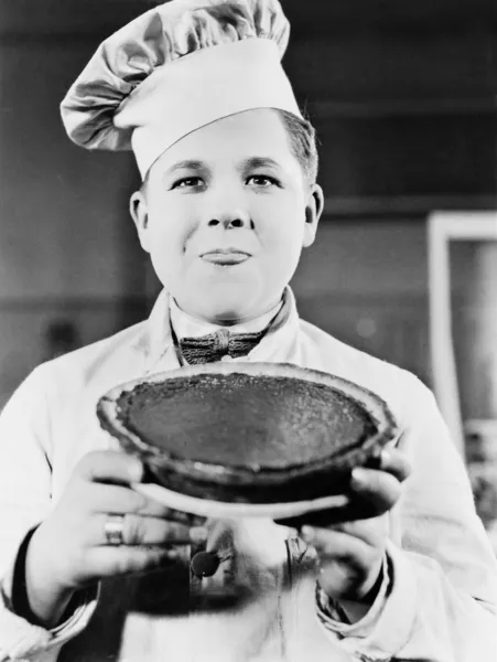 Retrato de chef com torta — Fotografia de Stock