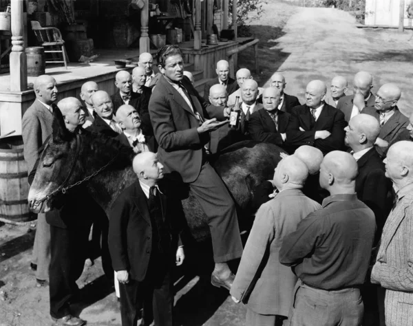 Πωλητής σε γάιδαρο με την ομάδα των φαλακρών ανδρών — Φωτογραφία Αρχείου