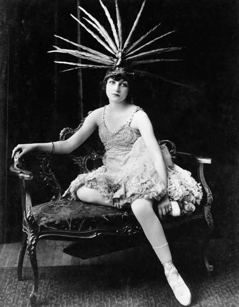 フェザー ヘッドドレスと女性ダンサーの肖像画 — ストック写真