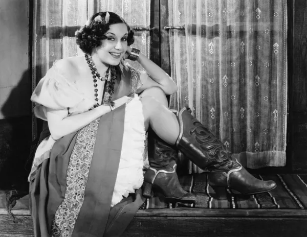 Retrato de mulher vestindo botas de cowboy — Fotografia de Stock