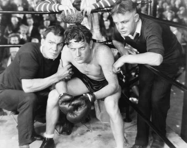 Boxer in angolo con trainer — Foto Stock