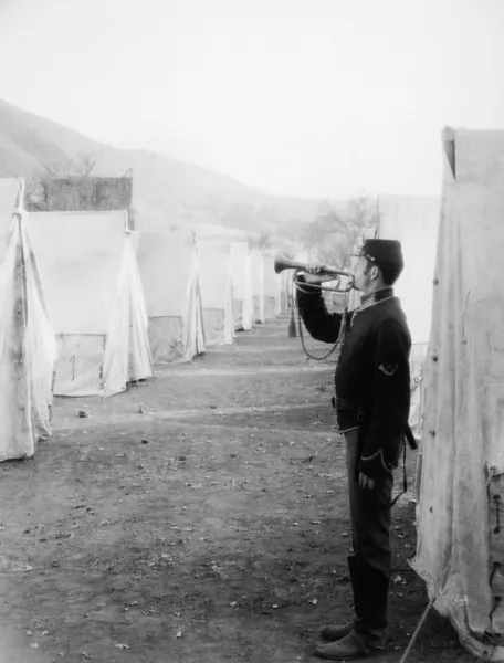 Soldado soprando corneta no acampamento do exército — Fotografia de Stock