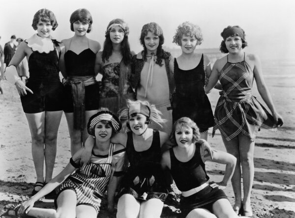 Группа подруг на пляже
