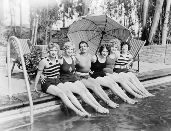Ritratto di amiche a bordo piscina — Foto Stock