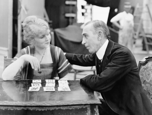 Homem com mulher jogando jogo de cartas — Fotografia de Stock