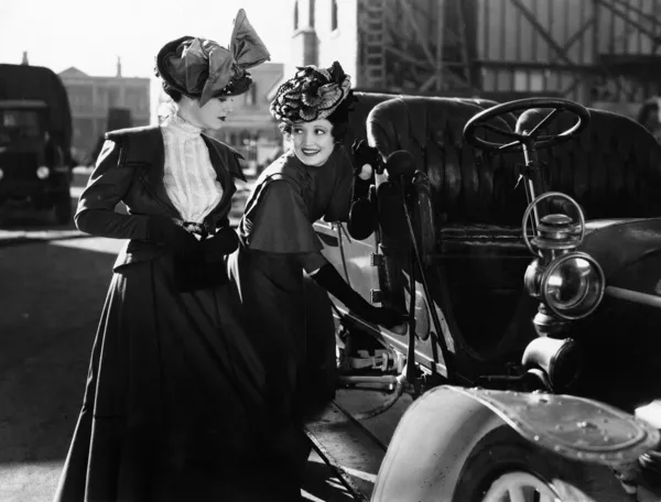 Δύο γυναίκες με αυτοκίνητο — Φωτογραφία Αρχείου