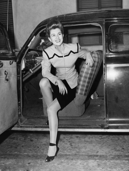Porträt einer Frau auf dem Fahrersitz eines Autos — Stockfoto