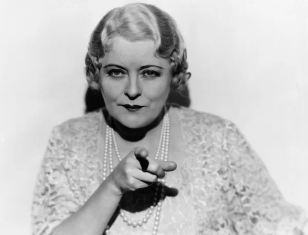Olgun kadın işaret parmağı portresi — Stok fotoğraf