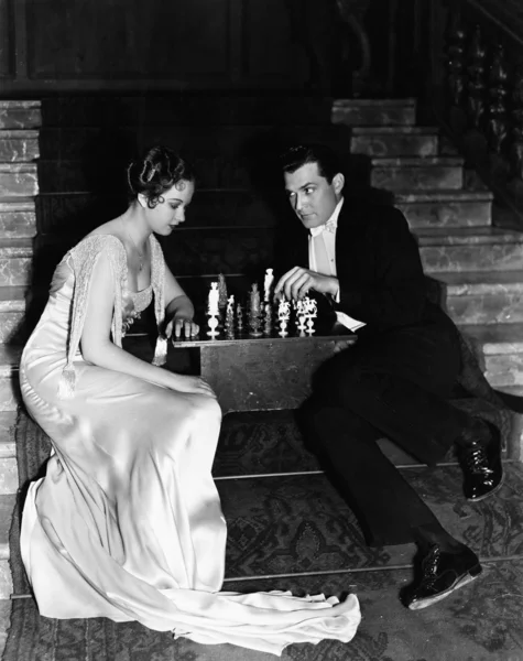 Ζευγάρι παίζει σκάκι — Φωτογραφία Αρχείου