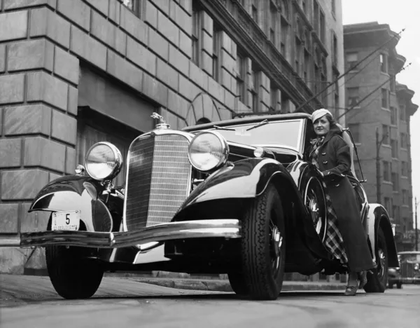 Femme avec voiture dans la rue de la ville — Photo
