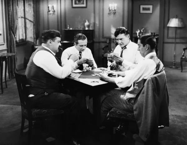 四名男子玩纸牌 — 图库照片