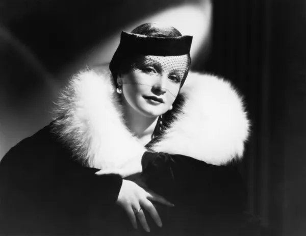 Porträtt av kvinna med päls krage och hatt med slöja — Stockfoto