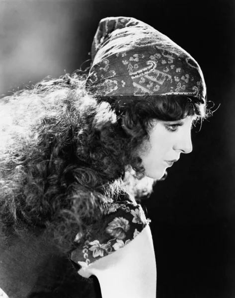 Retrato de mujer con pañuelo en la cabeza — Foto de Stock