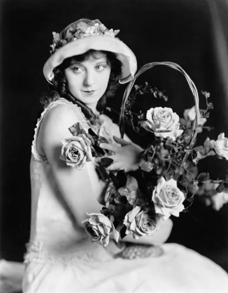 Πορτρέτο της γυναίκας με λουλούδια — Φωτογραφία Αρχείου