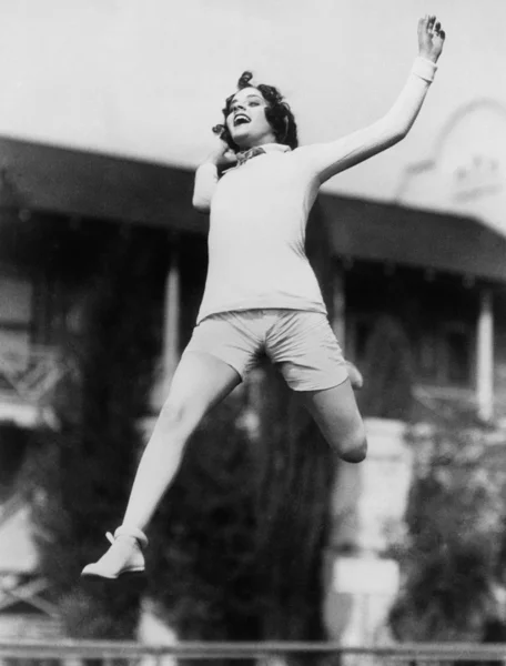 Прыгающая женщина в воздухе — стоковое фото