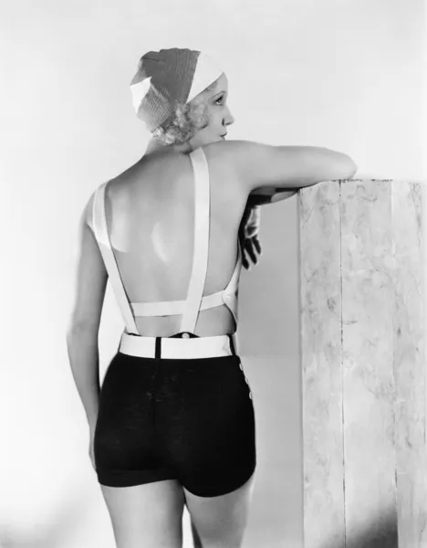 Vista trasera de la mujer en traje de baño — Foto de Stock