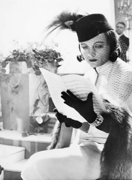 Mujer con sombrero y velo leyendo partituras —  Fotos de Stock