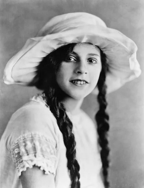Porträt einer jungen Frau mit Zöpfen — Stockfoto
