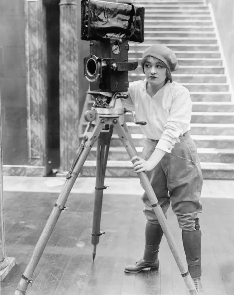 Mujer operando cámara de película — Foto de Stock