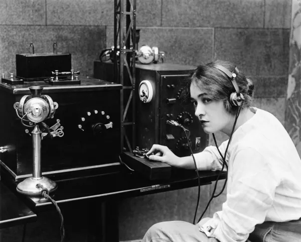 Mulher enviando código Morse usando telégrafo — Fotografia de Stock