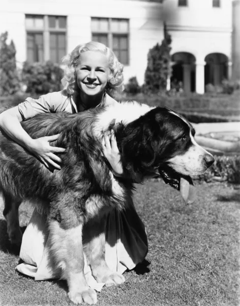 Mujer afuera con perro grande — Foto de Stock
