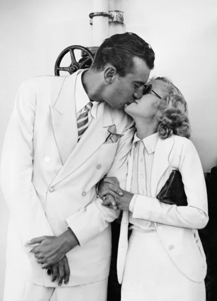 Porträt eines küssenden Paares — Stockfoto