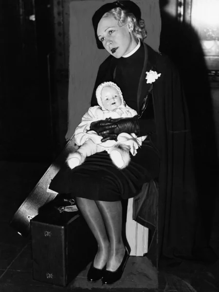 Traurige Frau mit Baby-Puppe — Stockfoto