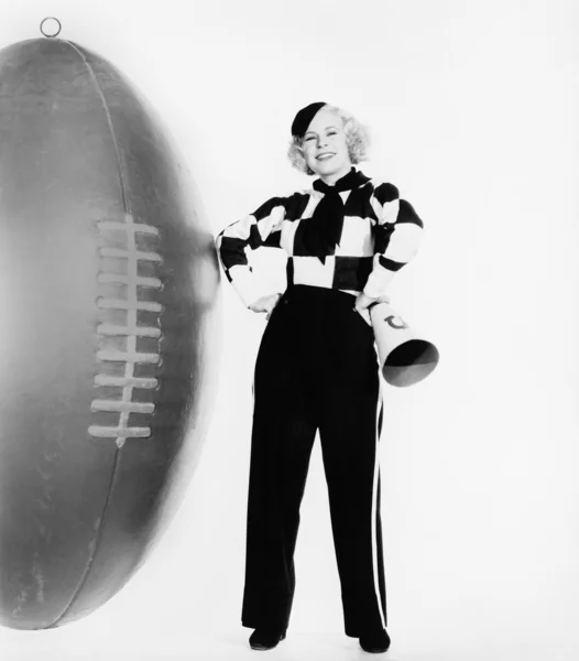 Mulher com megafone e futebol enorme — Fotografia de Stock