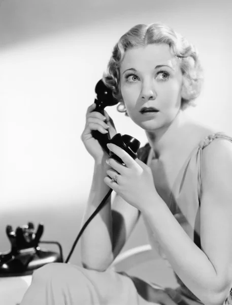 Geschokt vrouw op telefoon — Stockfoto