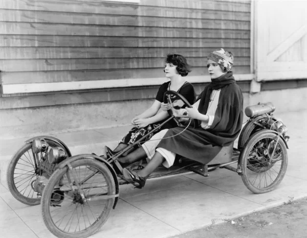 两个妇女在卡丁车 — 图库照片