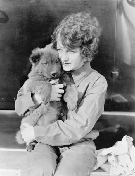Žena držící štěně — Stock fotografie
