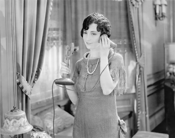 Портрет женщины, разговаривающей по телефону — стоковое фото