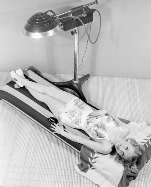 Retrato de mulher sob lâmpada de bronzeamento — Fotografia de Stock
